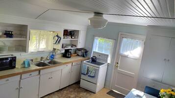 Superior Cottage, Private Bathroom, Ocean View (Bay Cottage) | Shared kitchen