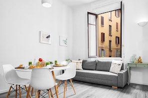 Apartment, 2 Schlafzimmer | Wohnzimmer | Flachbildfernseher