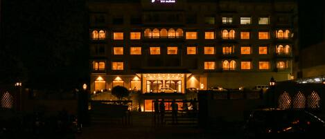 Majoituspaikan julkisivu illalla/yöllä