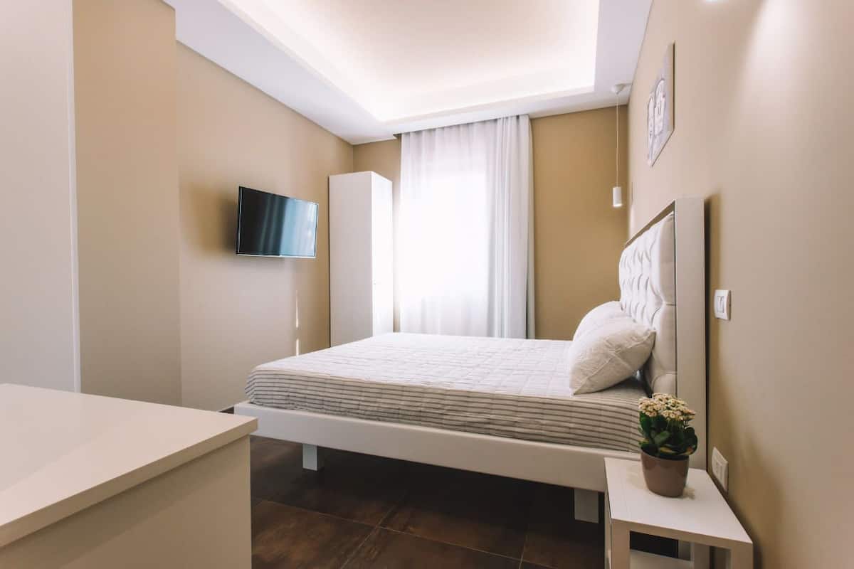 Quarto casal | Frigobar (abastecido com alguns itens grátis), cofres nos quartos