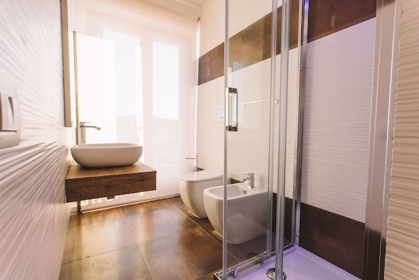 Double Room, Balcony | Bathroom | Shower, hair dryer, bidet, towels - Club 57 Imperial Rooms (Cagliari)