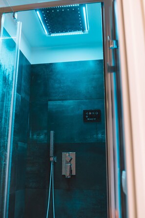 Bathroom shower - Club 57 Imperial Rooms (Cagliari)