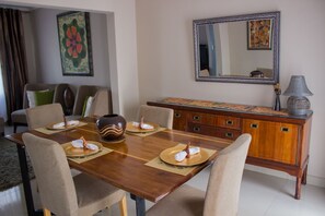 Classic House | In-room dining - Embassy Place (Lusaka)