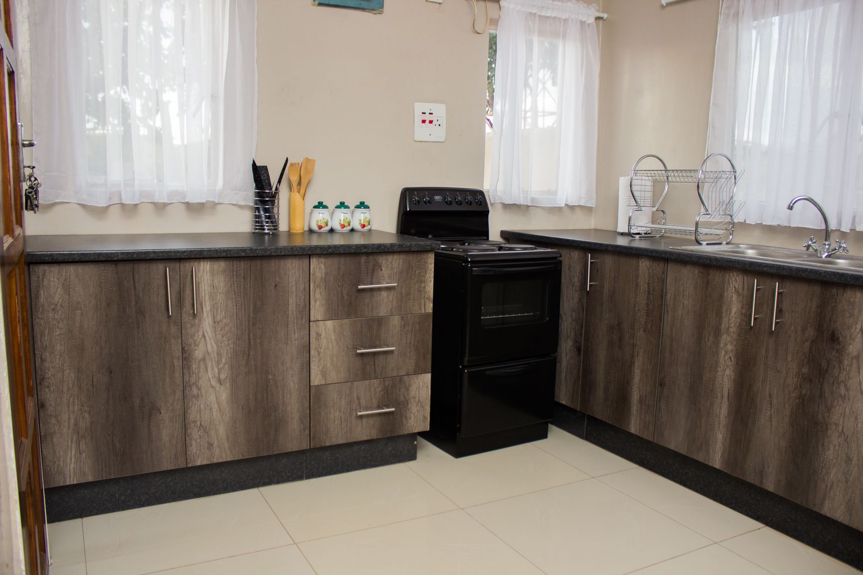 Classic House | Private kitchen | Full-size fridge, oven, stovetop, electric kettle