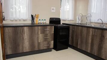 Classic House | Private kitchen | Full-size fridge, oven, stovetop, electric kettle