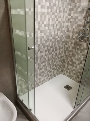 Dusche, Haartrockner, Bidet, Handtücher