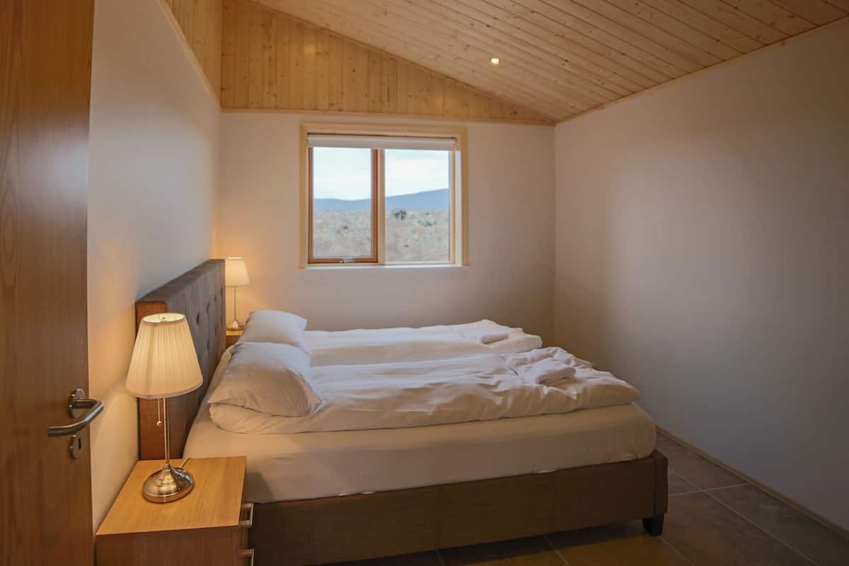 Casa de campo, 2 quartos, banheira de imersão | Cortinas blackout, berços grátis, Wi-Fi de cortesia, roupa de cama