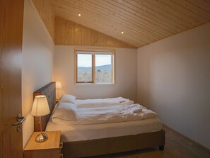 Cottage, 2 Bedrooms, Hot Tub | Blackout drapes, free cribs/infant beds, free WiFi, bed sheets