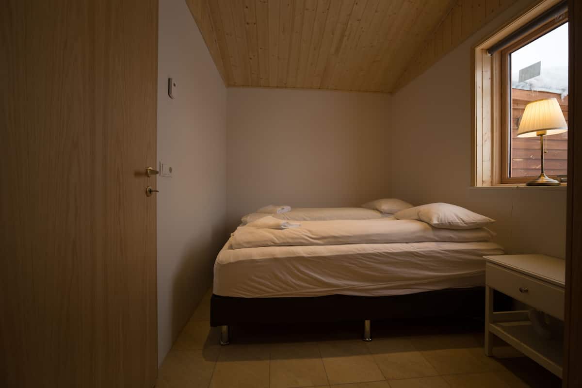 Casa de campo, 2 quartos, vista para o lago | Cortinas blackout, berços grátis, Wi-Fi de cortesia, roupa de cama