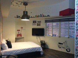 Kahden hengen comfort-huone, 1 parisänky | Yksilöllisesti sisustettu, yksilöllisesti kalustettu, työpöytä