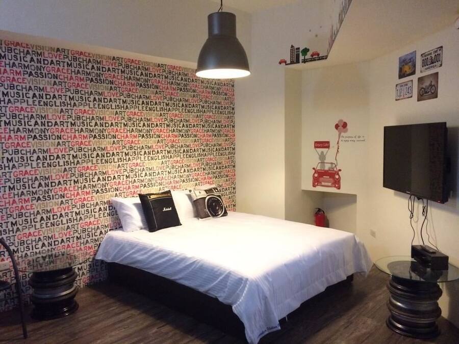 Comfort dubbelrum - 1 dubbelsäng | Individuell inredning, unika möbler, skrivbord och mörkläggningsgardiner