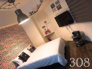 Kahden hengen comfort-huone, 1 parisänky | Yksilöllisesti sisustettu, yksilöllisesti kalustettu, työpöytä