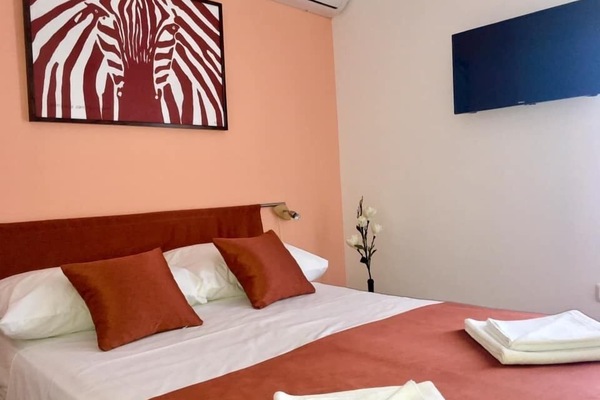 Tabla de planchar con plancha y ropa de cama