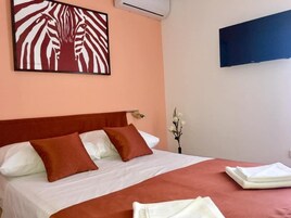Tabla de planchar con plancha y ropa de cama 