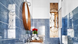 Lejlighed - 2 soveværelser | Badeværelse | Bruser, gratis toiletartikler, bidet, håndklæder