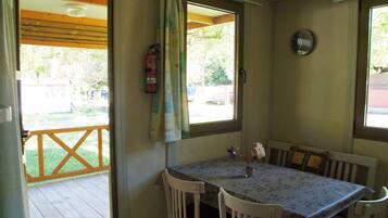 Bungalow, 2 Bedrooms | Living area | 24-inch TV with digital channels