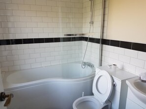 Deluxe-Suite, 1 Queen-Bett und Schlafsofa | Badezimmer | Duschwanne, kostenlose Toilettenartikel, Haartrockner, Handtücher