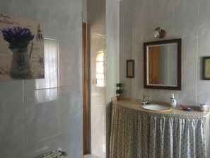 Kamer, 1 twee- of 2 eenpersoonsbedden | Badkamer | Gratis toiletartikelen, een haardroger, een bidet, handdoeken