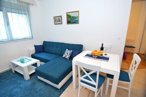 Classic Apartment, Mountain View | Individually decorated, individually furnished, soundproofing - Apartment Vaki (Kotor)