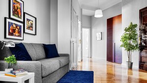 Appartement, 3 chambres | Salle de séjour | Téléviseur à écran plat