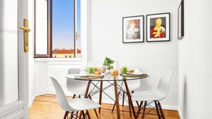 Appartement, 3 chambres | Aire de séjour | Téléviseur à écran plat