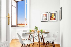 Apartamento, 3 quartos | Área de estar | TV de tela plana