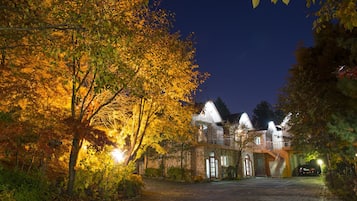 Bagian depan properti - sore/malam