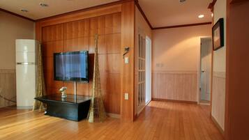 Rumah, 3 kamar tidur (40 PY) | Ruang keluarga | TV layar datar