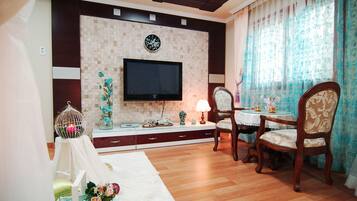 Kamar, bathtub (26 PY, Pet-friendly) | Ruang keluarga | TV layar datar