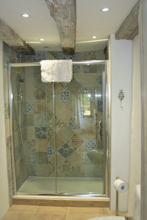 Habitación doble Deluxe, baño en la habitación, vista al patio (With SuperKing Bed) | Baño | Regadera, secadora de cabello, pantuflas, toallas 