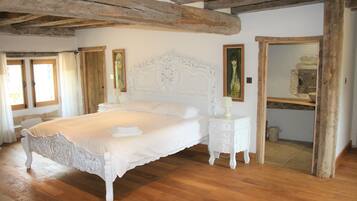 Superior-Suite, mit Bad, Blick auf den Innenhof (Max 2 adults + 2 children) | Kostenloses WLAN, Bettwäsche