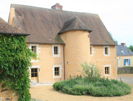 Exterior. Manoir de la Basse-Cour