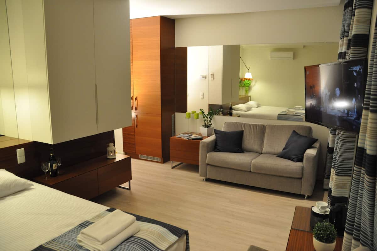 1 dormitorio, tabla de planchar con plancha, ropa de cama