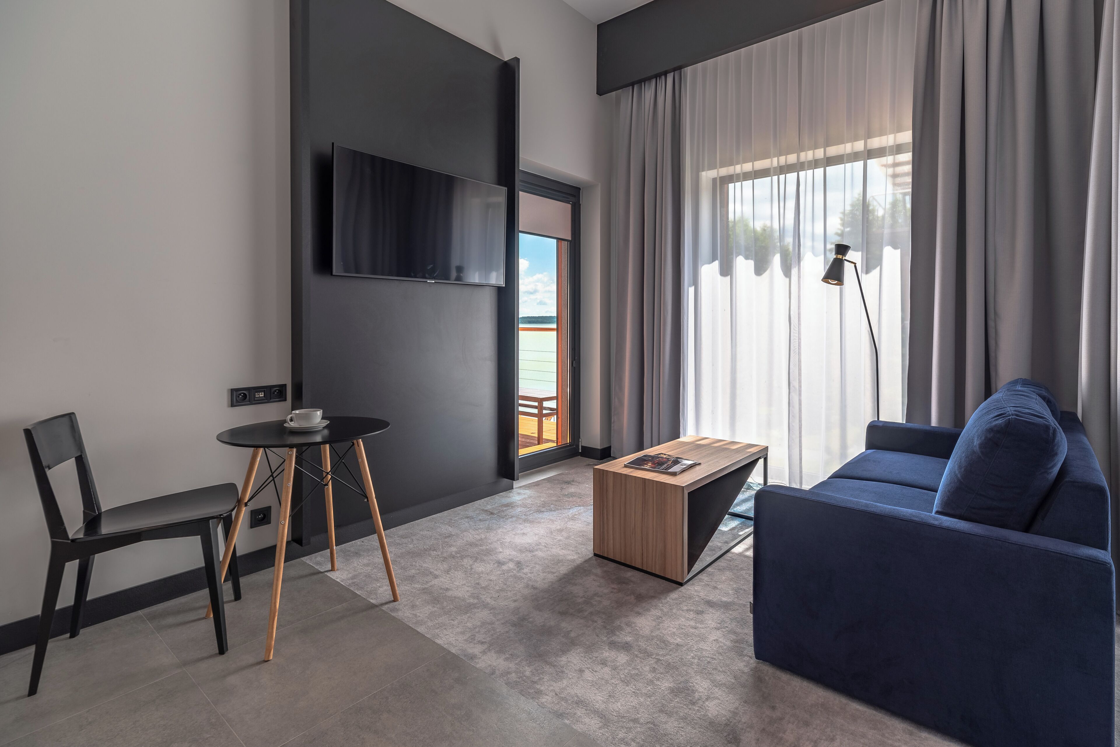 ดีลักซ์อพาร์ทเมนท์, ระเบียง, เห็นวิวทะเลสาบบางส่วน (ground floor with terrace) | บริเวณนั่งเล่น | ทีวี