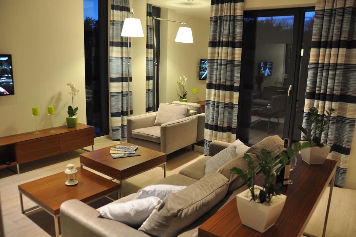 Apartamento familiar, 1 cama de matrimonio, balcón, vistas al jardín | 1 dormitorio, tabla de planchar con plancha, ropa de cama