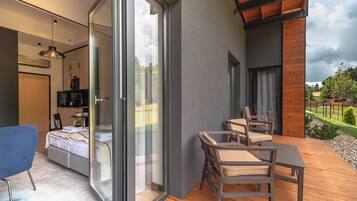 Minibar, iron/ironing board, bed sheets