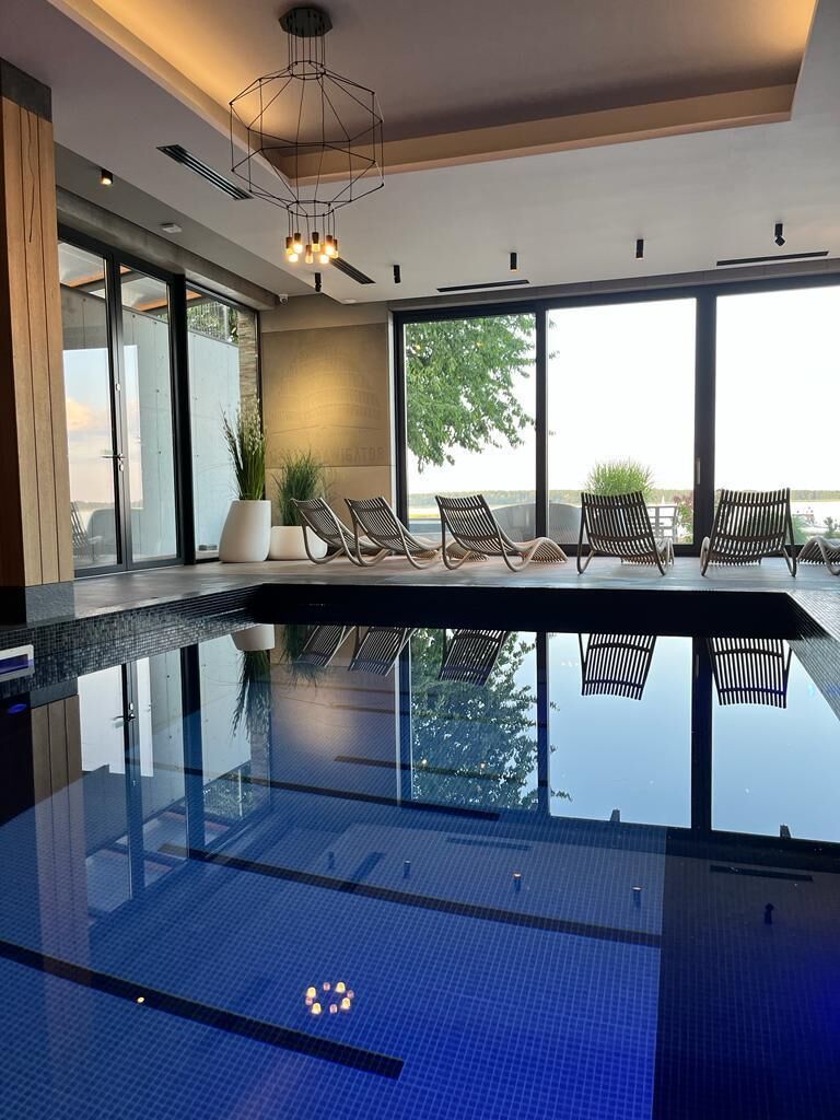 室内游泳池，12:00   至 21:00 开放，日光浴躺椅