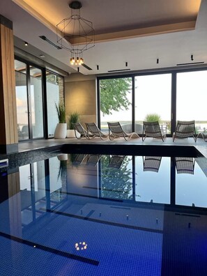 Alberca techada, acceso de 12:00 a 21:00, y camastros 