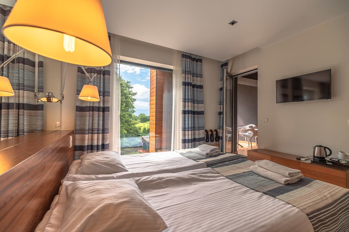 Apartamento Confort, 1 habitación, no fumadores, vistas parciales al lago (with Lake View) | 1 dormitorio, tabla de planchar con plancha, ropa de cama