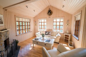 Holiday Villa | Zona de estar | Una televisión de pantalla plana