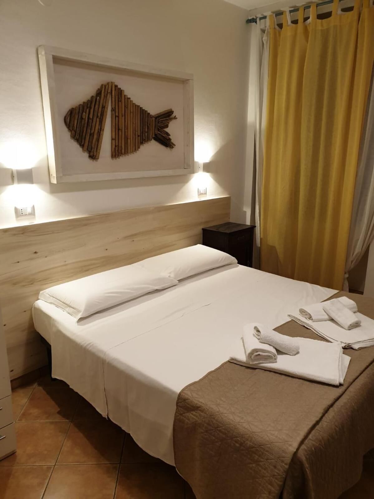 Una cassaforte in camera, tende oscuranti