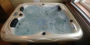 Indoor spa tub