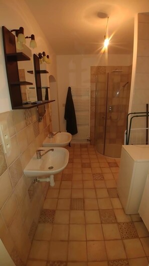 Casa Confort | Baño | Regadera, amenidades de baño gratuitas, toallas 