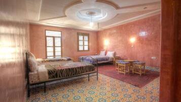 Quadruple Room | Meja, langsir/tirai gelap terus, seterika/papan seterika, cadar katil