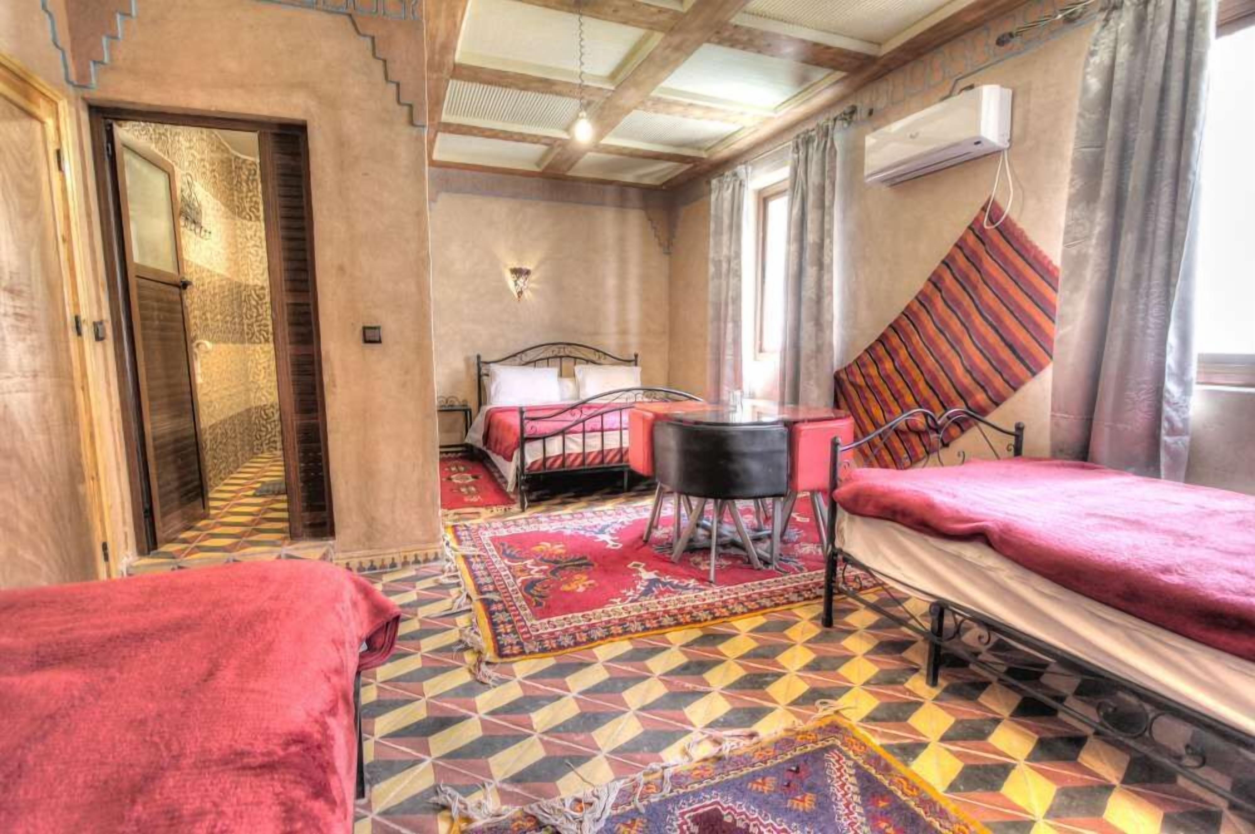 Chambre Quadruple | Bureau, rideaux occultants, fer et planche à repasser, draps fournis