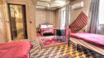 Chambre Quadruple | Bureau, rideaux occultants, fer et planche Ă repasser, draps fournis