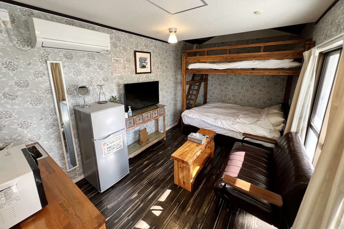 1 bedroom, desk, free WiFi, bed sheets