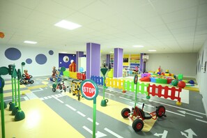 Un área de juegos infantiles con diversos juguetes y estructuras recreativas.