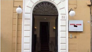 An entrance to a building with a sign reading "OPERA HOUSE" and a number "31" above the door. - Affittacamere Opera House (Rome)