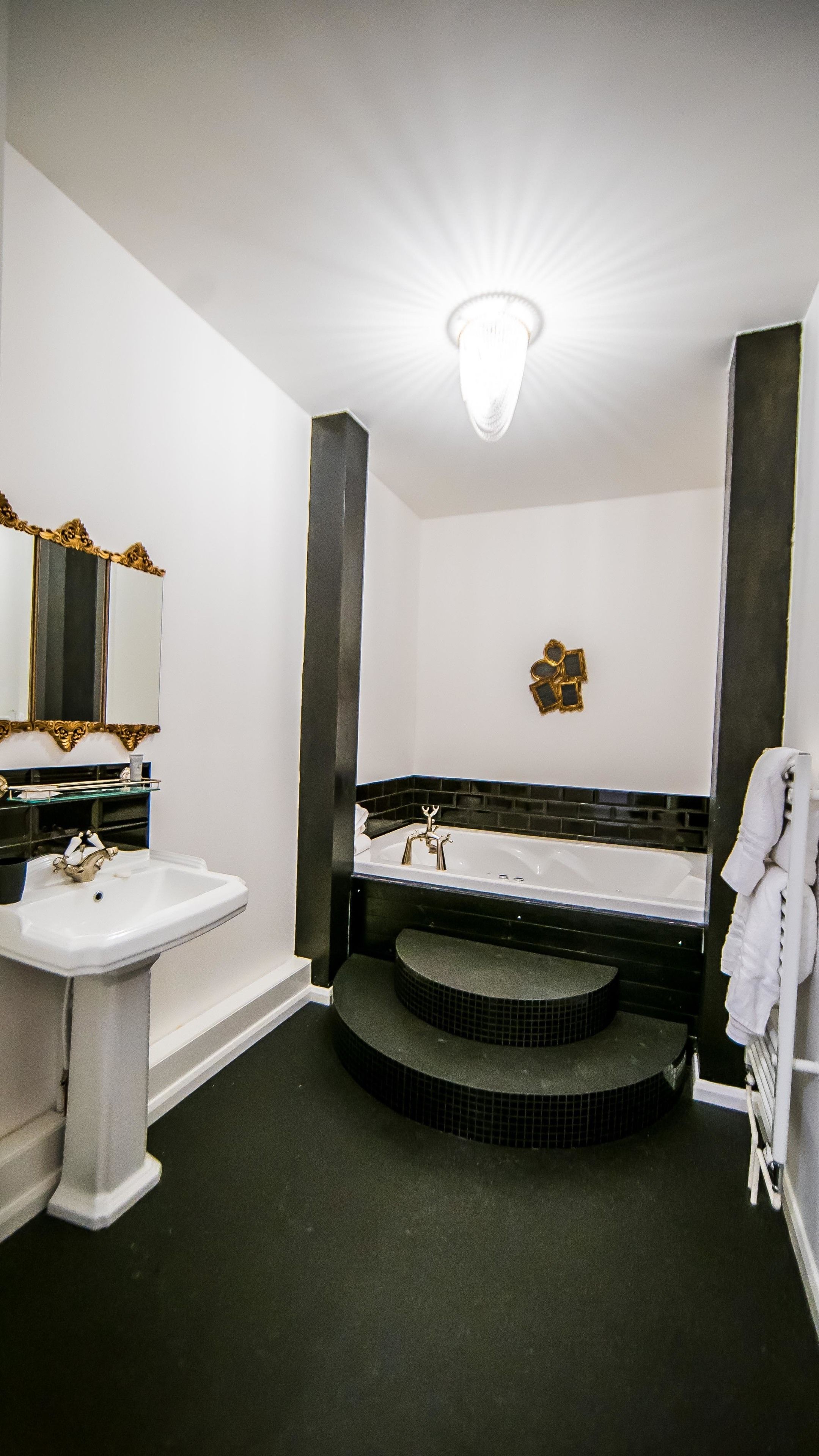 suite (with spa bath) room only | bathroom | combined shower/bathtub, free toiletries, hair dryer, towels